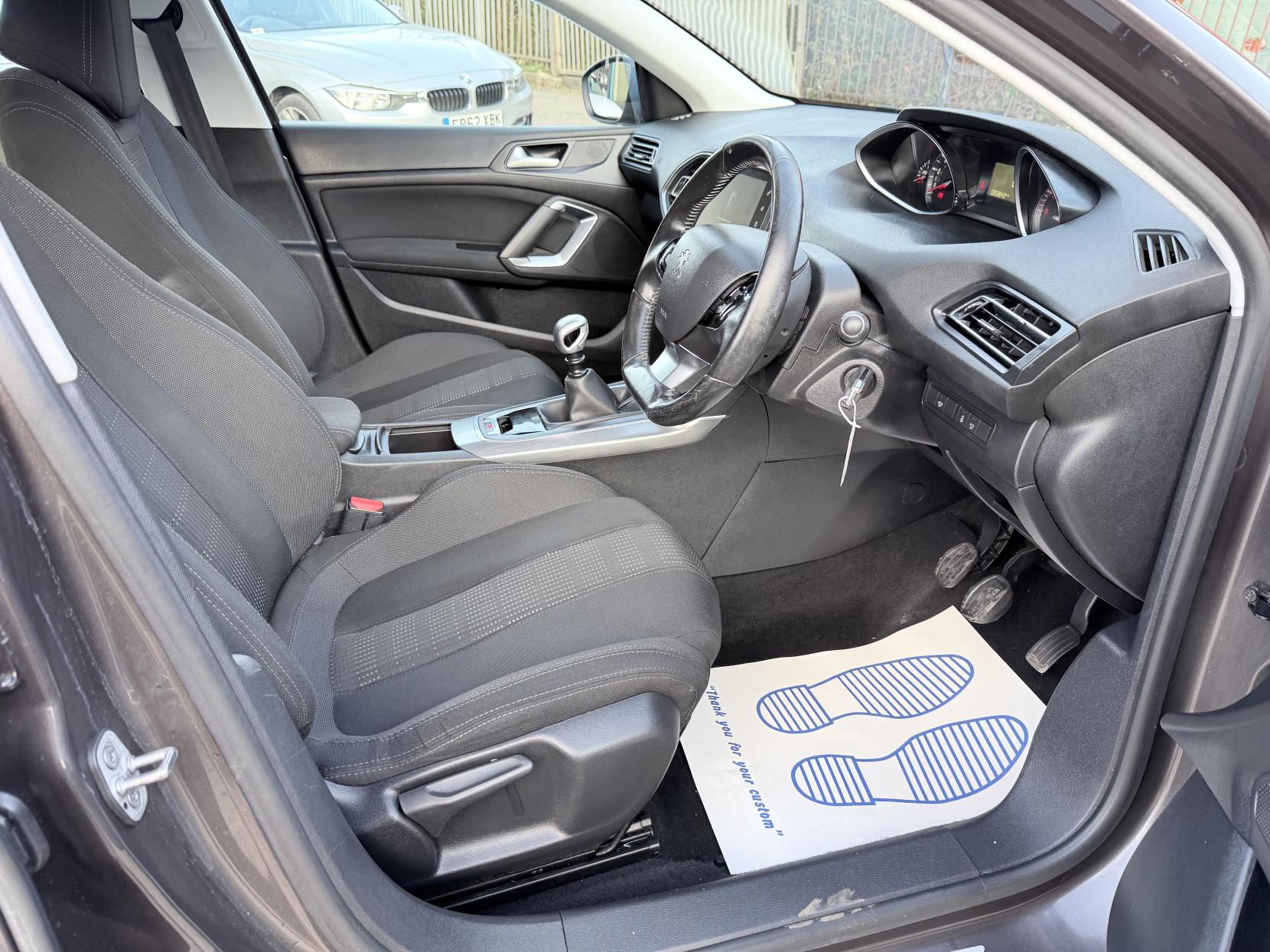 Peugeot 308 1.6 BlueHDi Allure Hatchback 5dr Diesel Manual Euro 6 (s/s) (120 ps)