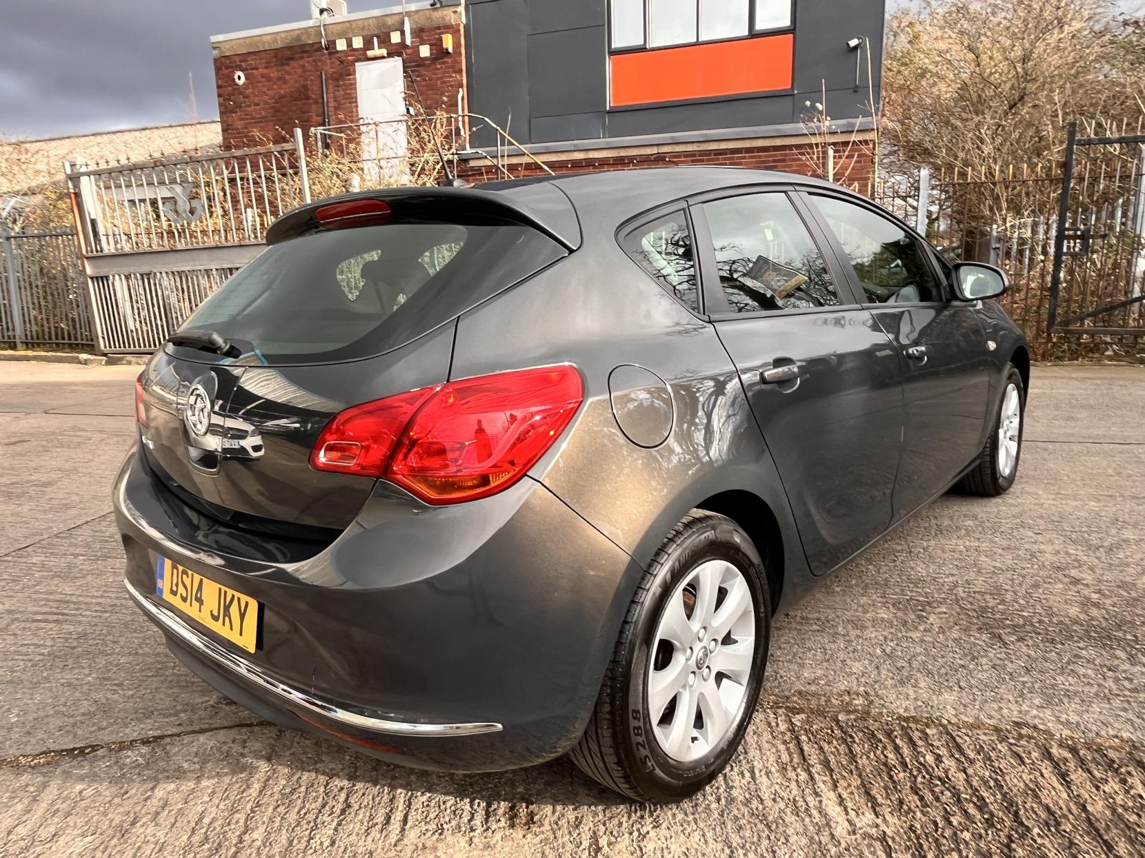 Vauxhall Astra 1.4 16v Design Hatchback 5dr Petrol Manual Euro 5 (100 ps)