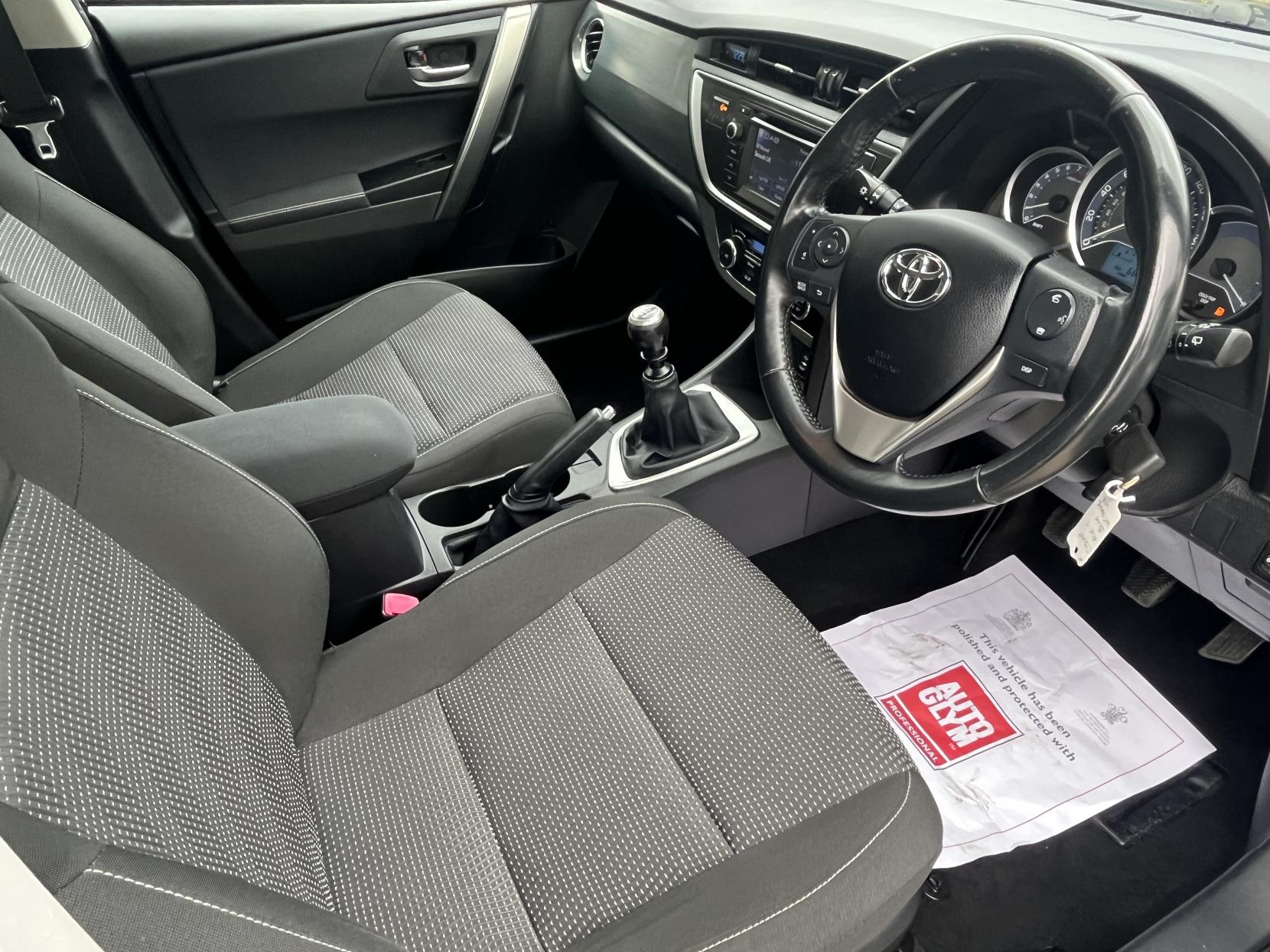 Toyota Auris 1.6 V-Matic Icon Hatchback 5dr Petrol Manual Euro 5 (132 ps)