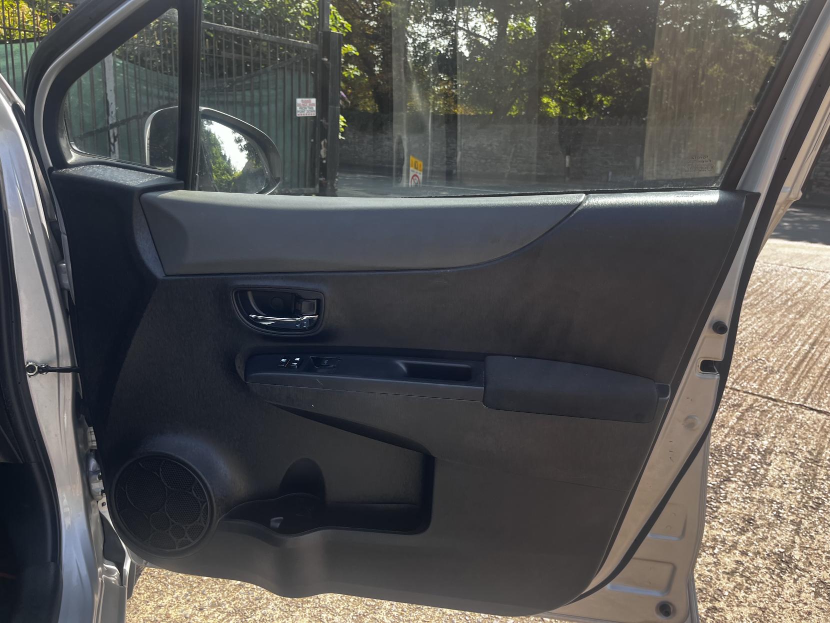 Toyota Yaris 1.33 Dual VVT-i TR Hatchback 5dr Petrol Manual Euro 5 (101 ps)