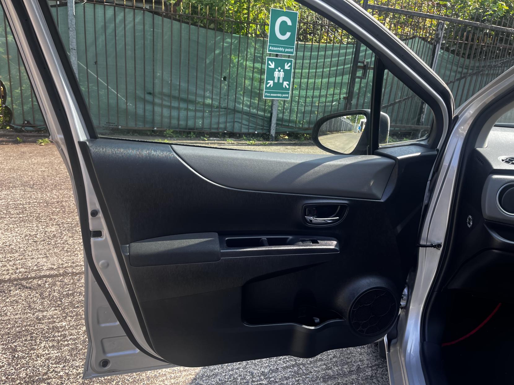 Toyota Yaris 1.33 Dual VVT-i TR Hatchback 5dr Petrol Manual Euro 5 (101 ps)