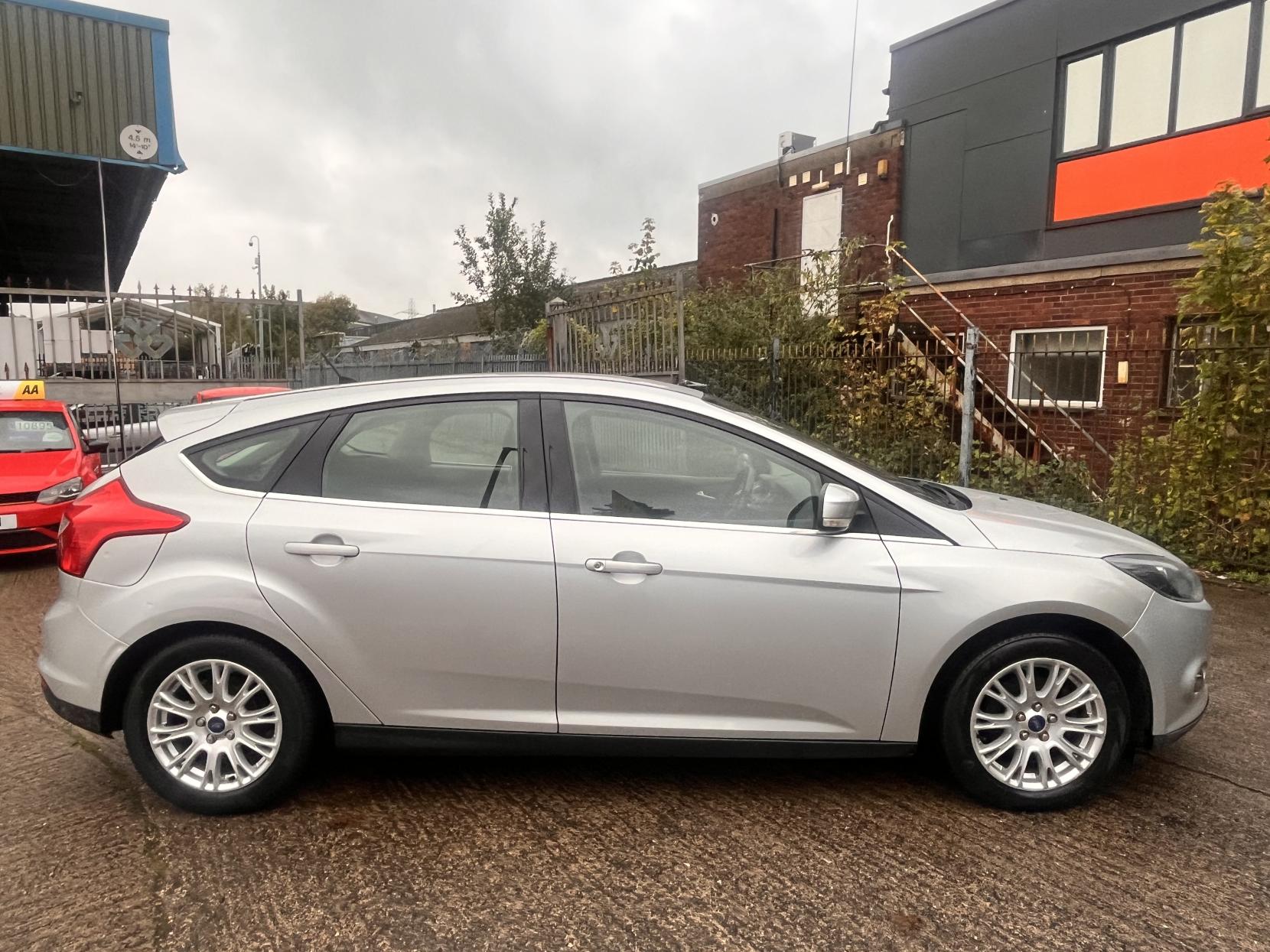 Ford Focus 1.6 Titanium Hatchback 5dr Petrol Manual Euro 5 (125 ps)