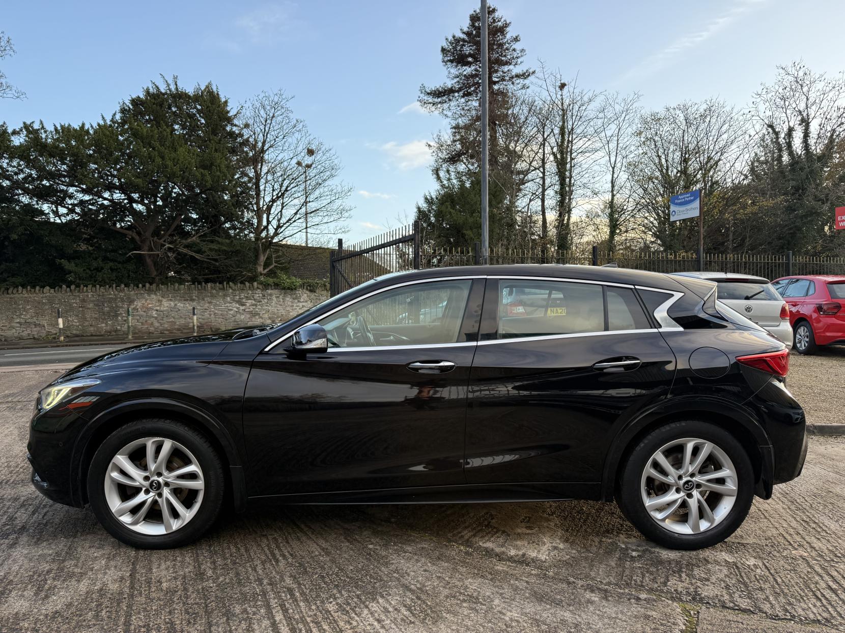 Infiniti Q30 1.5d Premium Tech Hatchback 5dr Diesel Manual Euro 6 (s/s) (109 ps)