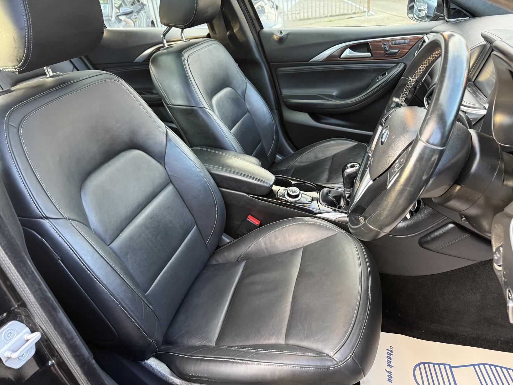 Infiniti Q30 1.5d Premium Tech Hatchback 5dr Diesel Manual Euro 6 (s/s) (109 ps)