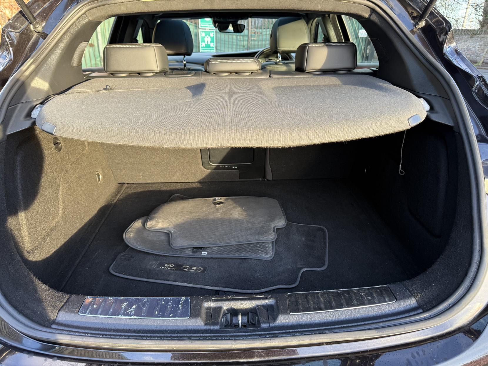 Infiniti Q30 1.5d Premium Tech Hatchback 5dr Diesel Manual Euro 6 (s/s) (109 ps)