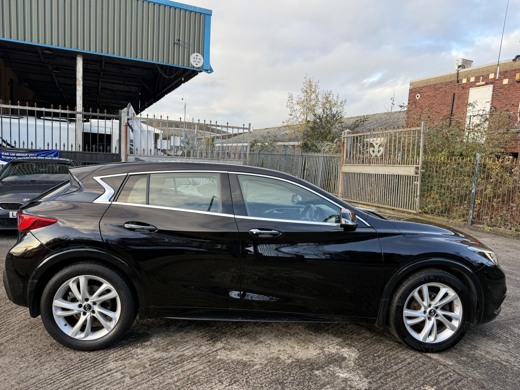 Infiniti Q30 1.5d Premium Tech Hatchback 5dr Diesel Manual Euro 6 (s/s) (109 ps)