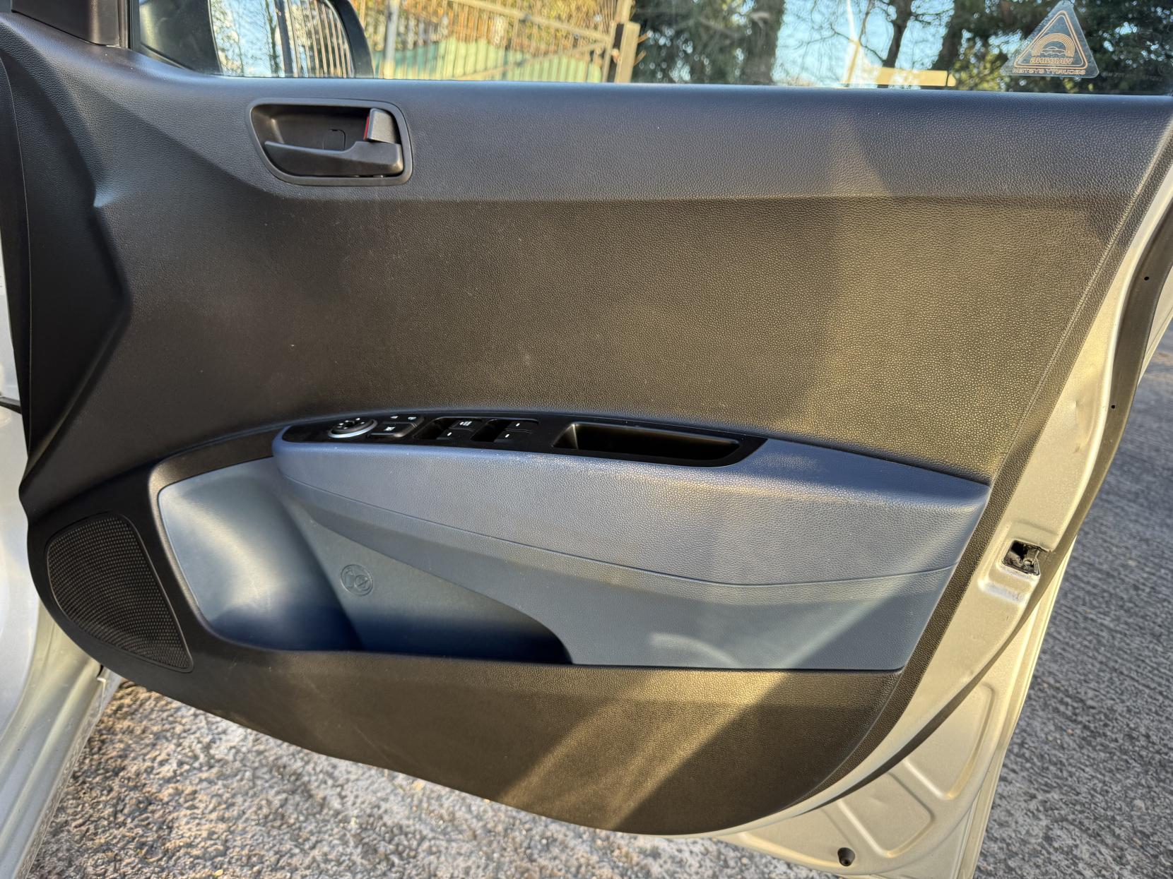 Hyundai i10 1.2 SE Hatchback 5dr Petrol Manual Euro 5 (87 ps)