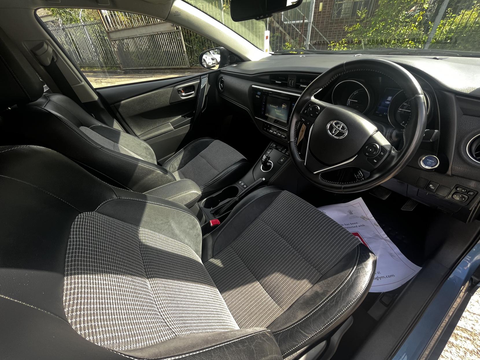 Toyota Auris 1.8 VVT-h Excel Hatchback 5dr Petrol Hybrid CVT Euro 6 (s/s) (136 ps)
