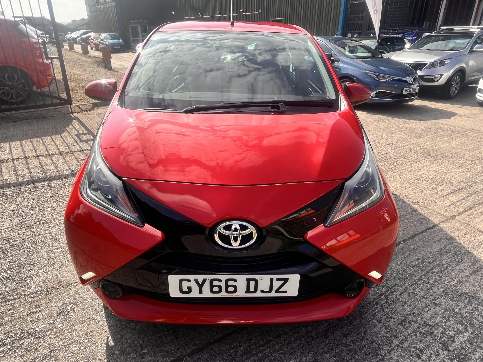 Toyota AYGO 1.0 VVT-i x-play Hatchback 5dr Petrol x-shift Euro 5 Euro 5 (68 ps)