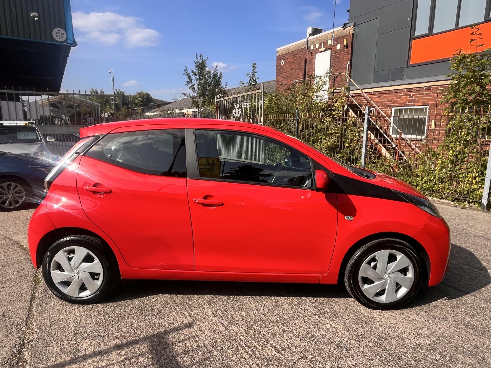 Toyota AYGO 1.0 VVT-i x-play Hatchback 5dr Petrol x-shift Euro 5 Euro 5 (68 ps)