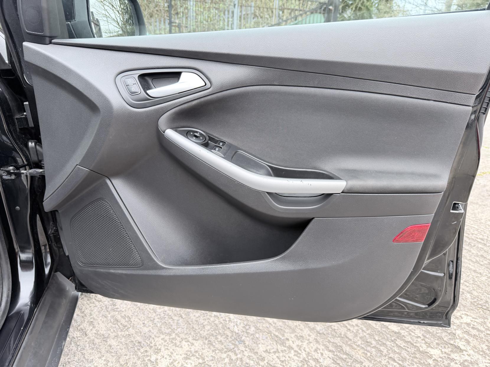 Ford Focus 1.0T EcoBoost Zetec Hatchback 5dr Petrol Manual Euro 6 (s/s) (125 ps)