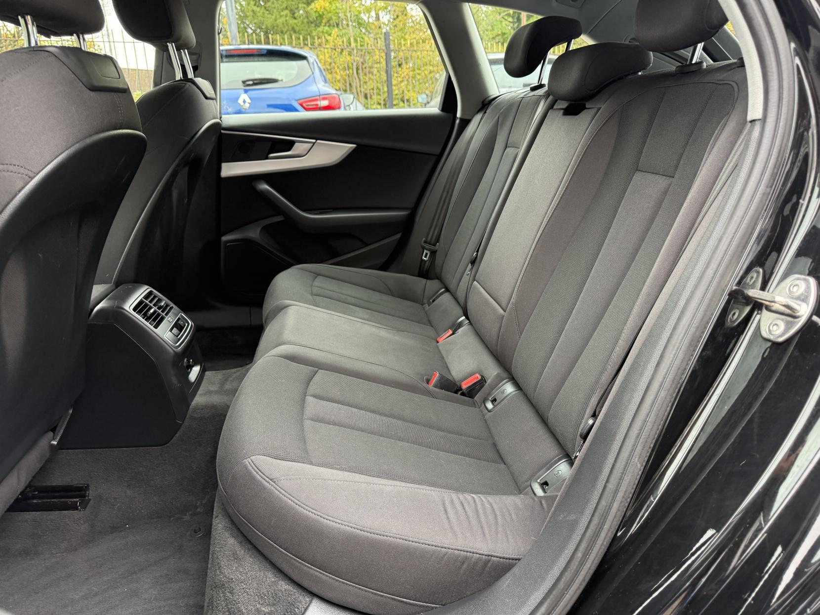 Audi A4 Avant 2.0 TDI Sport Estate 5dr Diesel S Tronic quattro Euro 6 (s/s) (190 ps)