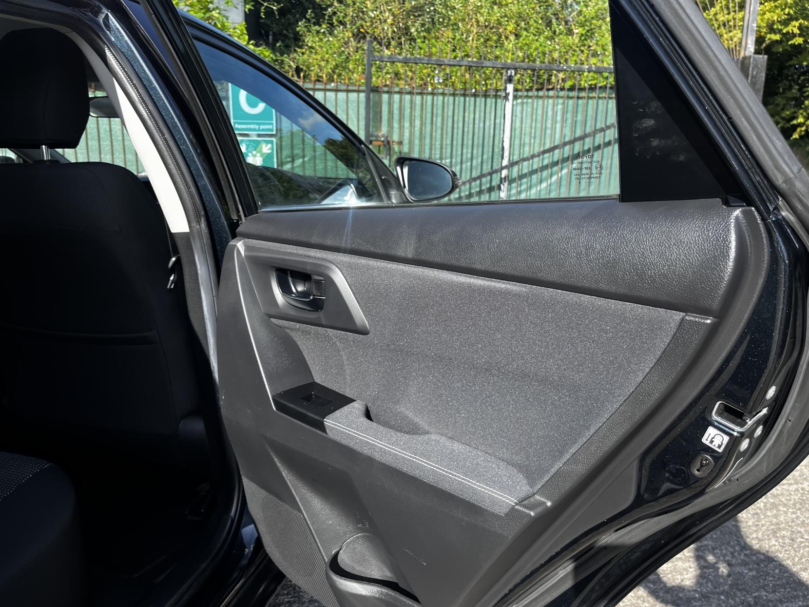 Toyota Auris 1.33 Dual VVT-i Icon Hatchback 5dr Petrol Manual Euro 5 (s/s) (101 ps)