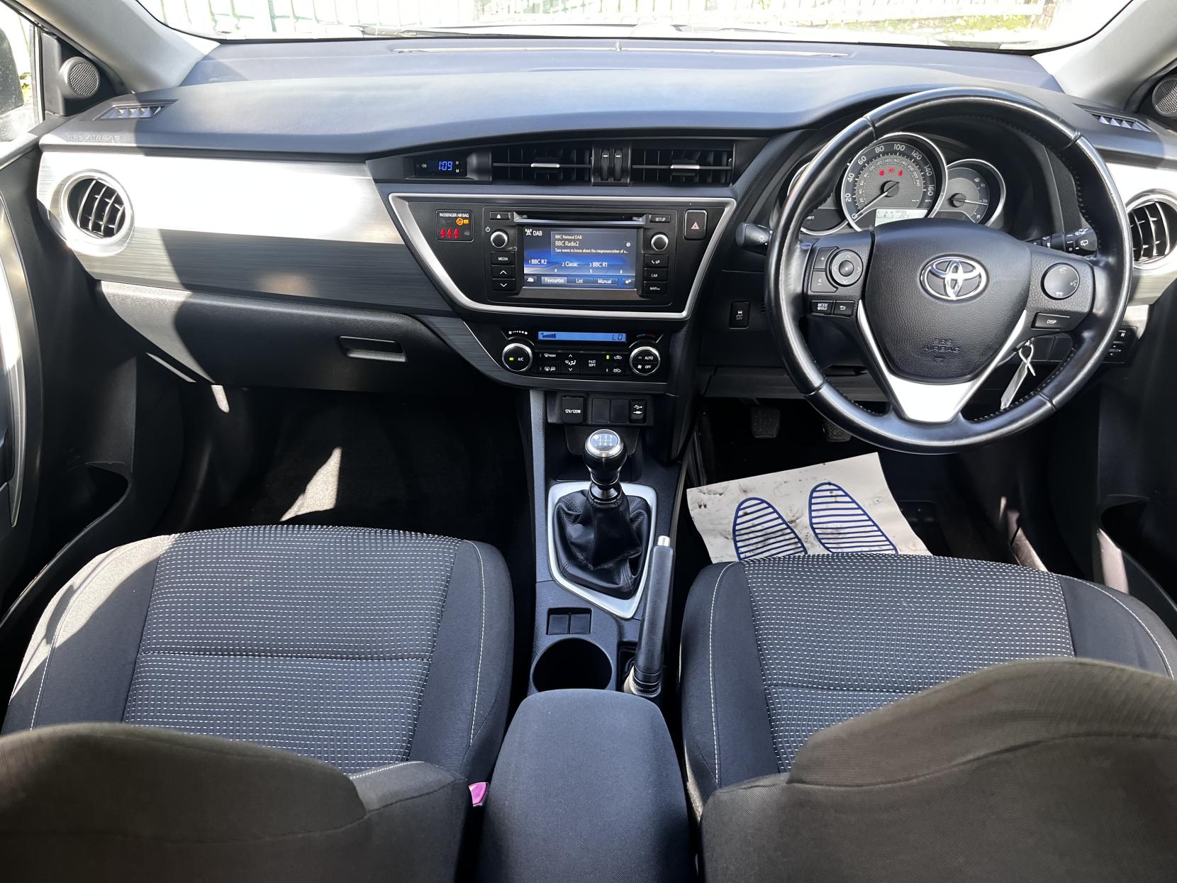 Toyota Auris 1.33 Dual VVT-i Icon Hatchback 5dr Petrol Manual Euro 5 (s/s) (101 ps)