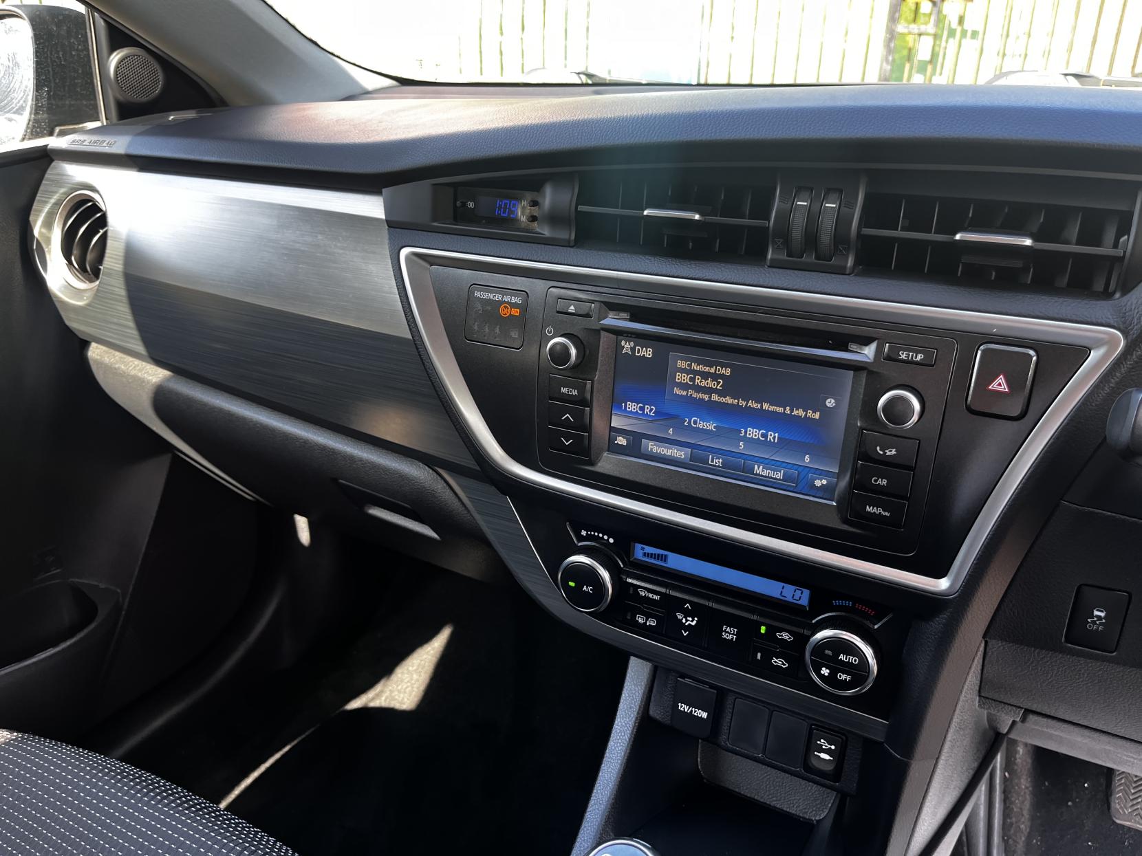 Toyota Auris 1.33 Dual VVT-i Icon Hatchback 5dr Petrol Manual Euro 5 (s/s) (101 ps)