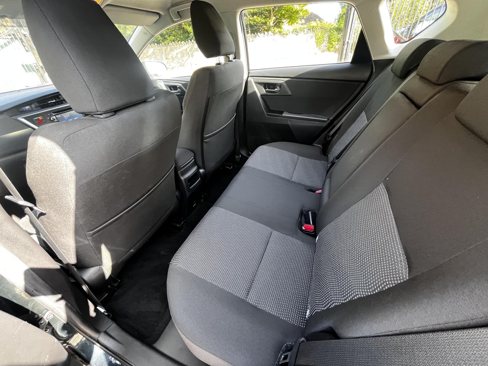 Toyota Auris 1.33 Dual VVT-i Icon Hatchback 5dr Petrol Manual Euro 5 (s/s) (101 ps)