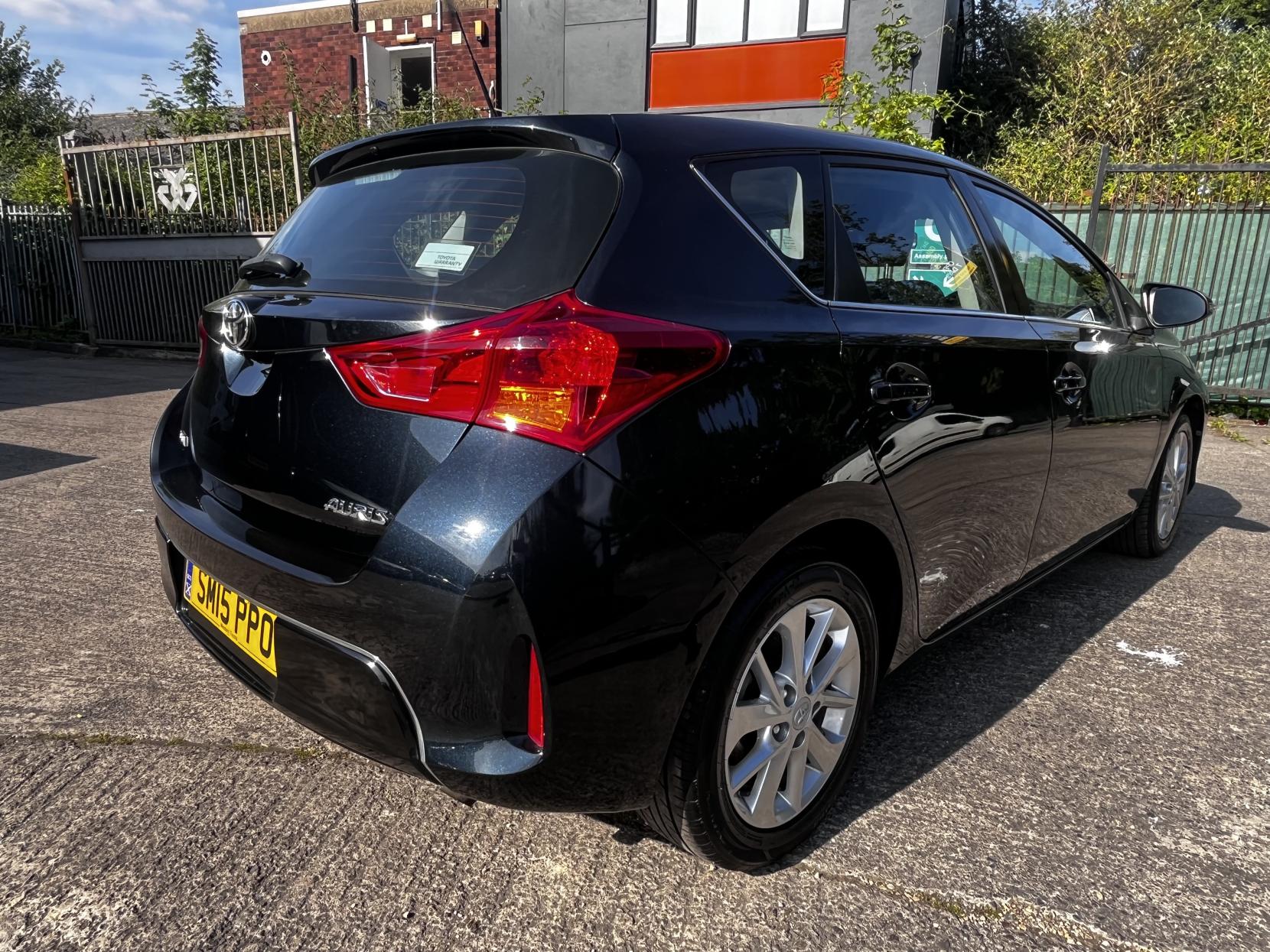 Toyota Auris 1.33 Dual VVT-i Icon Hatchback 5dr Petrol Manual Euro 5 (s/s) (101 ps)