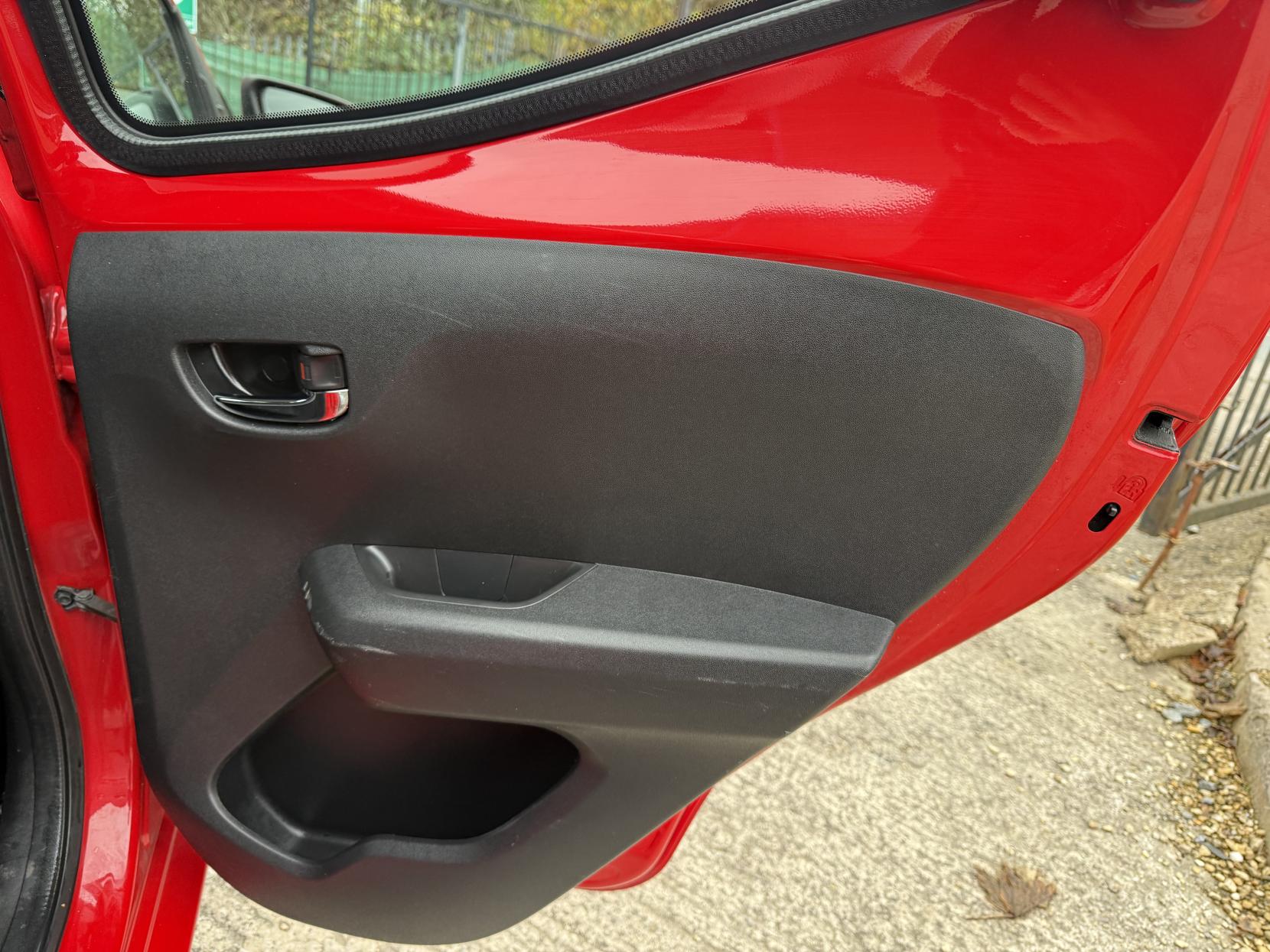 Toyota AYGO 1.0 VVT-i x-play Hatchback 5dr Petrol Manual Euro 6 (71 ps)