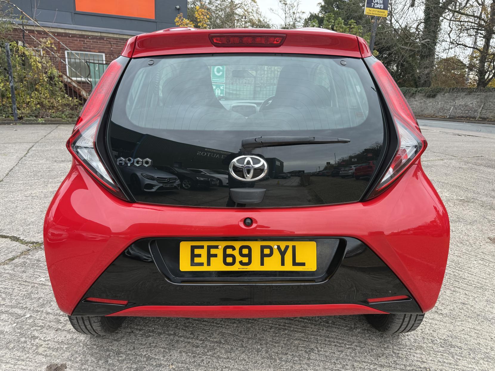 Toyota AYGO 1.0 VVT-i x-play Hatchback 5dr Petrol Manual Euro 6 (71 ps)