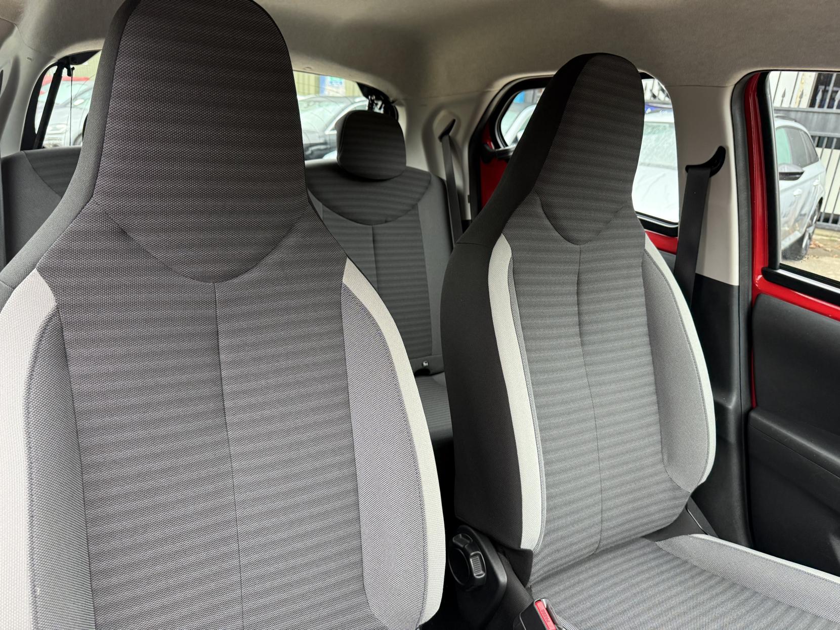 Toyota AYGO 1.0 VVT-i x-play Hatchback 5dr Petrol Manual Euro 6 (71 ps)