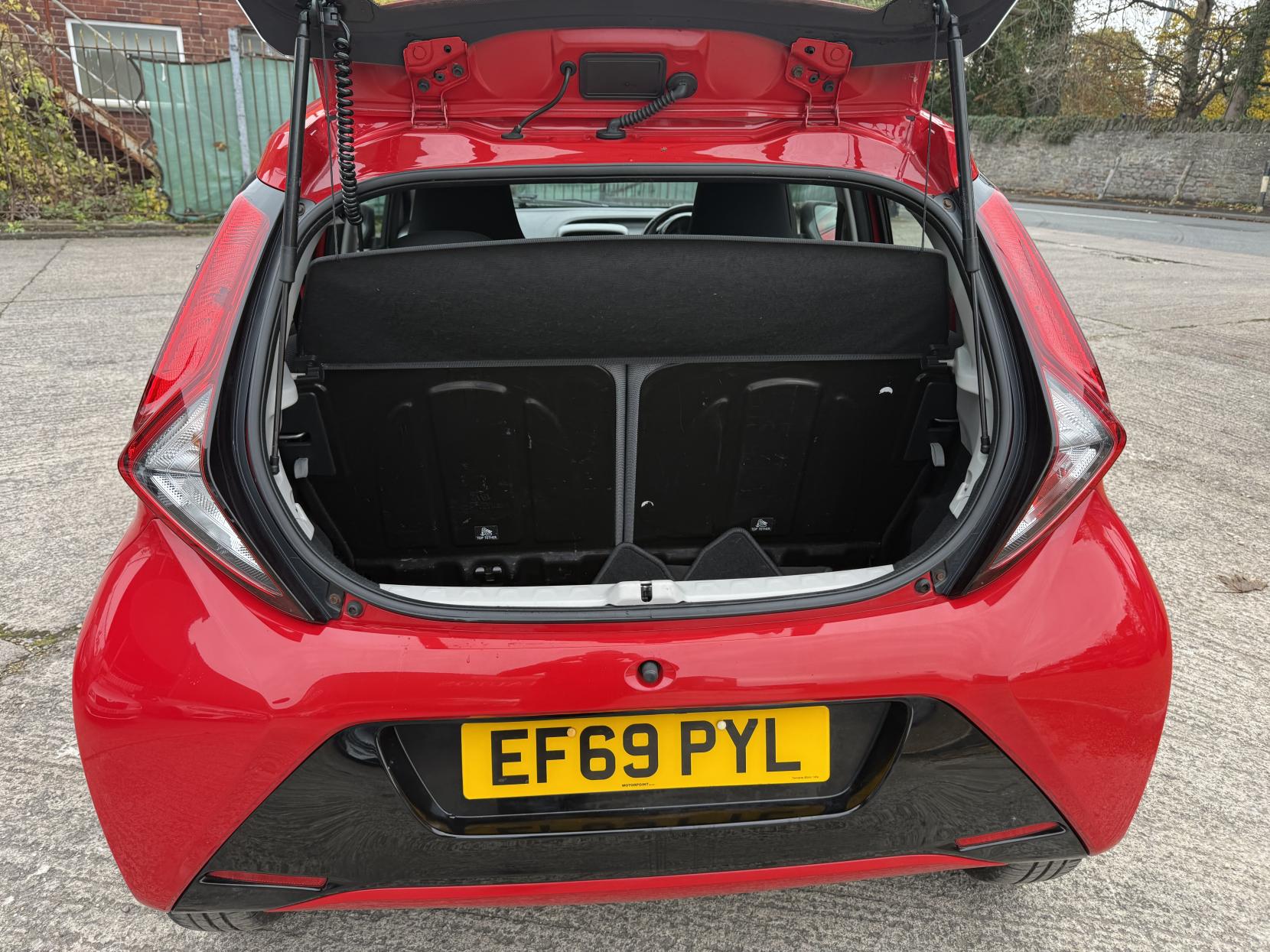 Toyota AYGO 1.0 VVT-i x-play Hatchback 5dr Petrol Manual Euro 6 (71 ps)