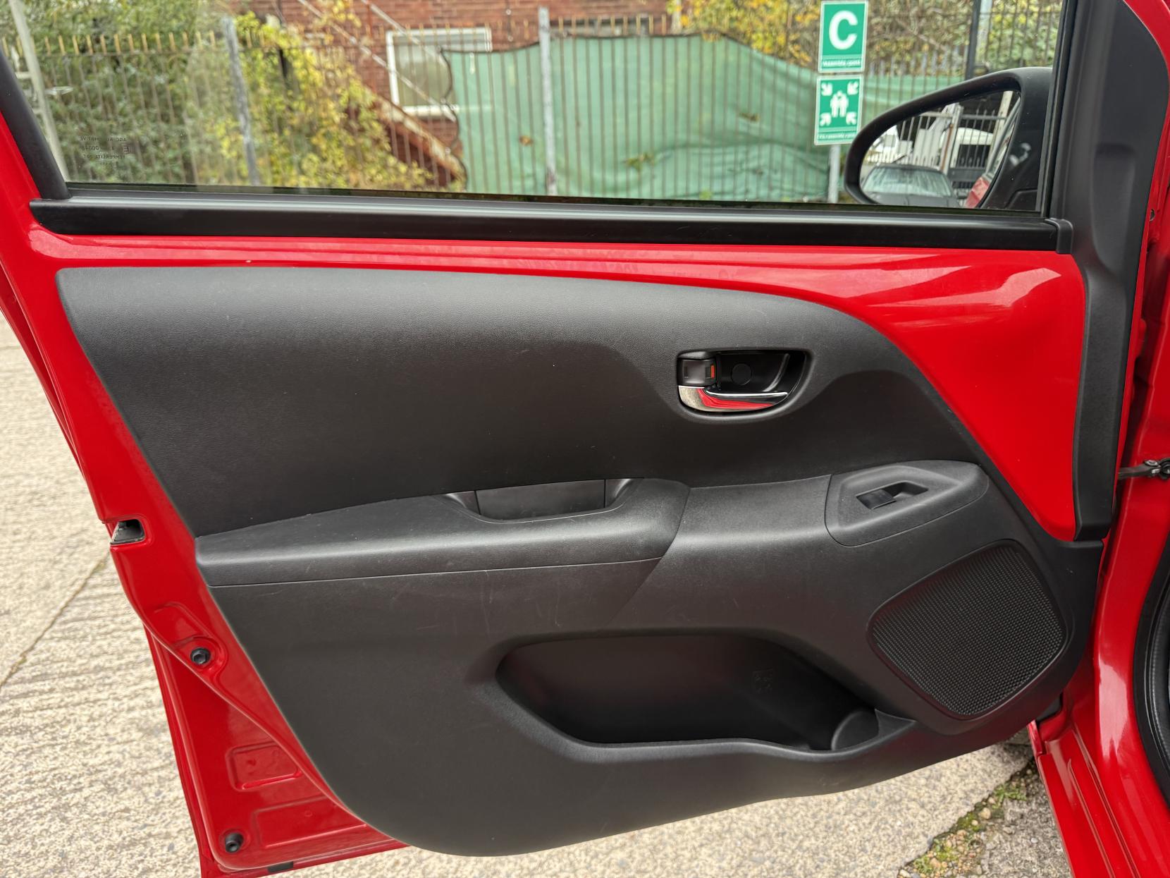 Toyota AYGO 1.0 VVT-i x-play Hatchback 5dr Petrol Manual Euro 6 (71 ps)