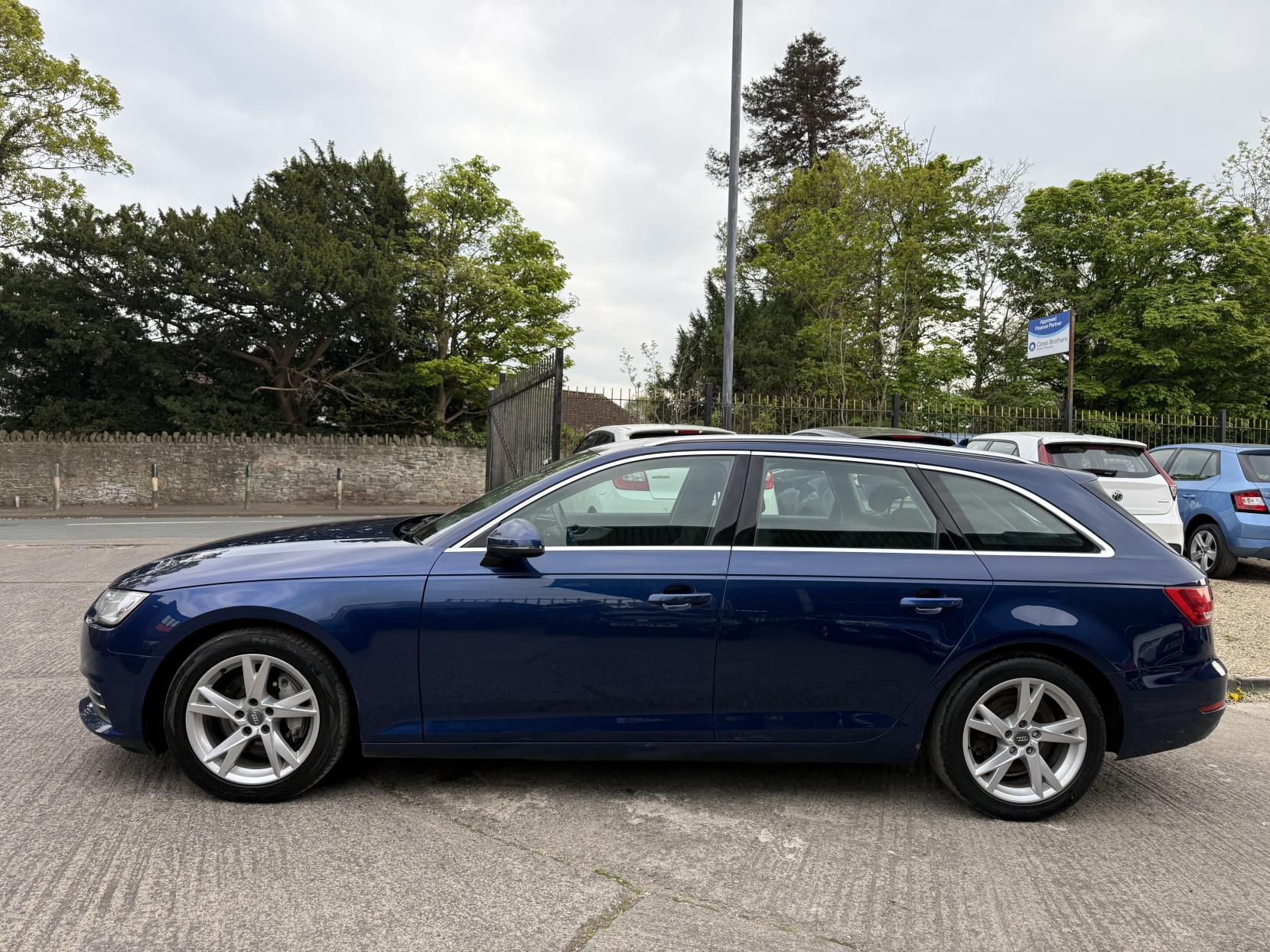 Audi A4 Avant 2.0 TDI ultra Sport Estate 5dr Diesel S Tronic Euro 6 (s/s) (190 ps)
