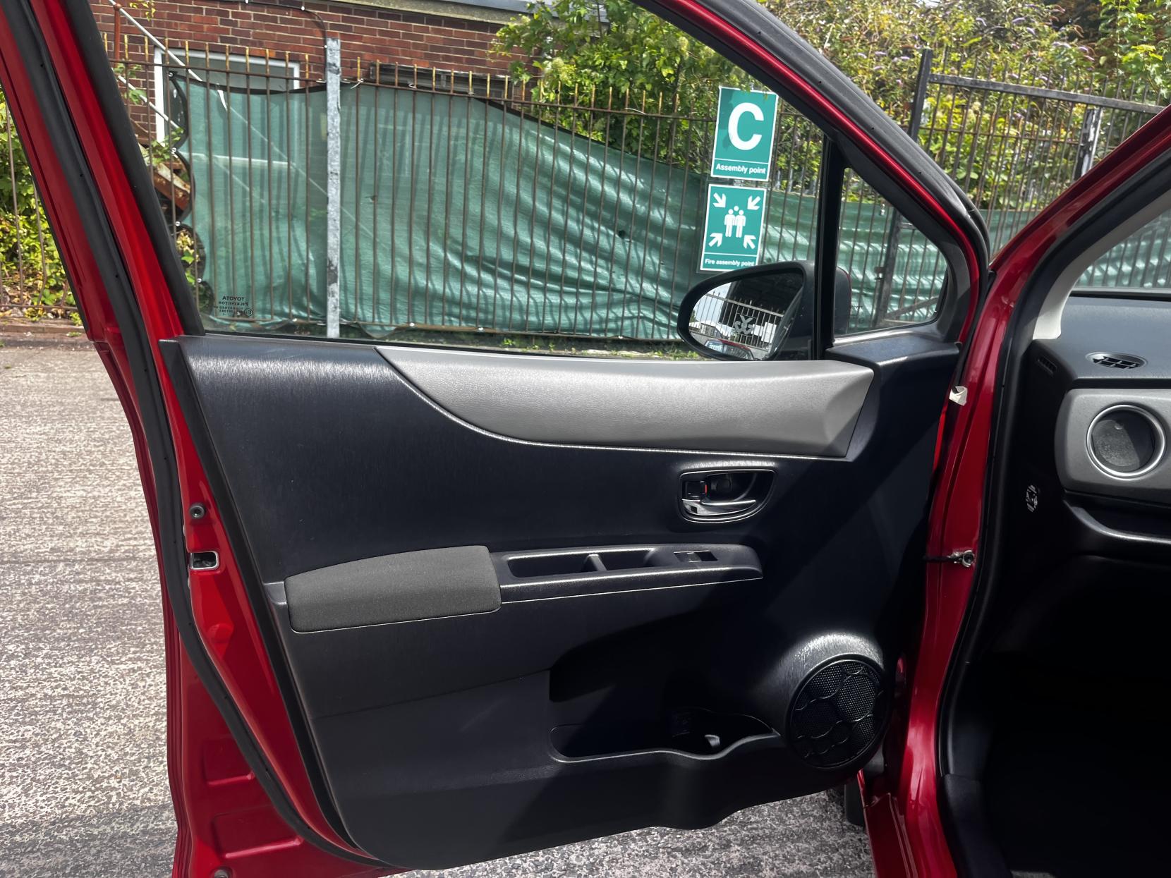 Toyota Yaris 1.33 Dual VVT-i SR Hatchback 5dr Petrol Manual Euro 5 (101 ps)