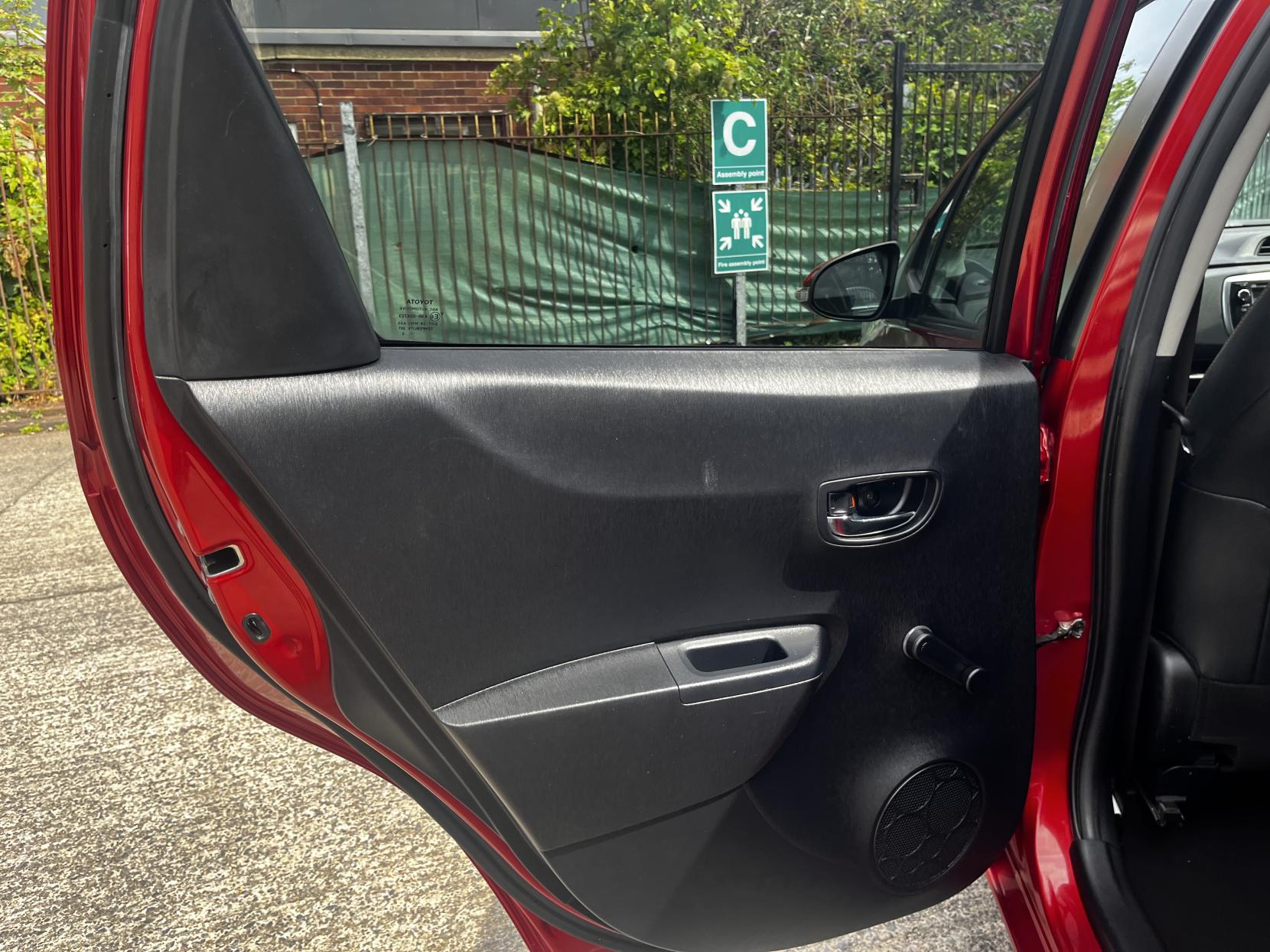 Toyota Yaris 1.33 Dual VVT-i SR Hatchback 5dr Petrol Manual Euro 5 (101 ps)