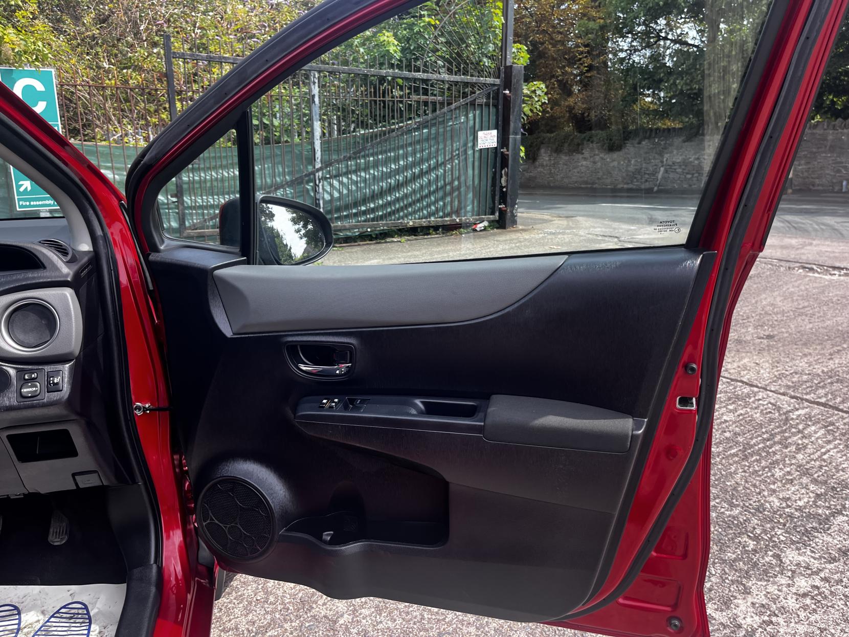 Toyota Yaris 1.33 Dual VVT-i SR Hatchback 5dr Petrol Manual Euro 5 (101 ps)
