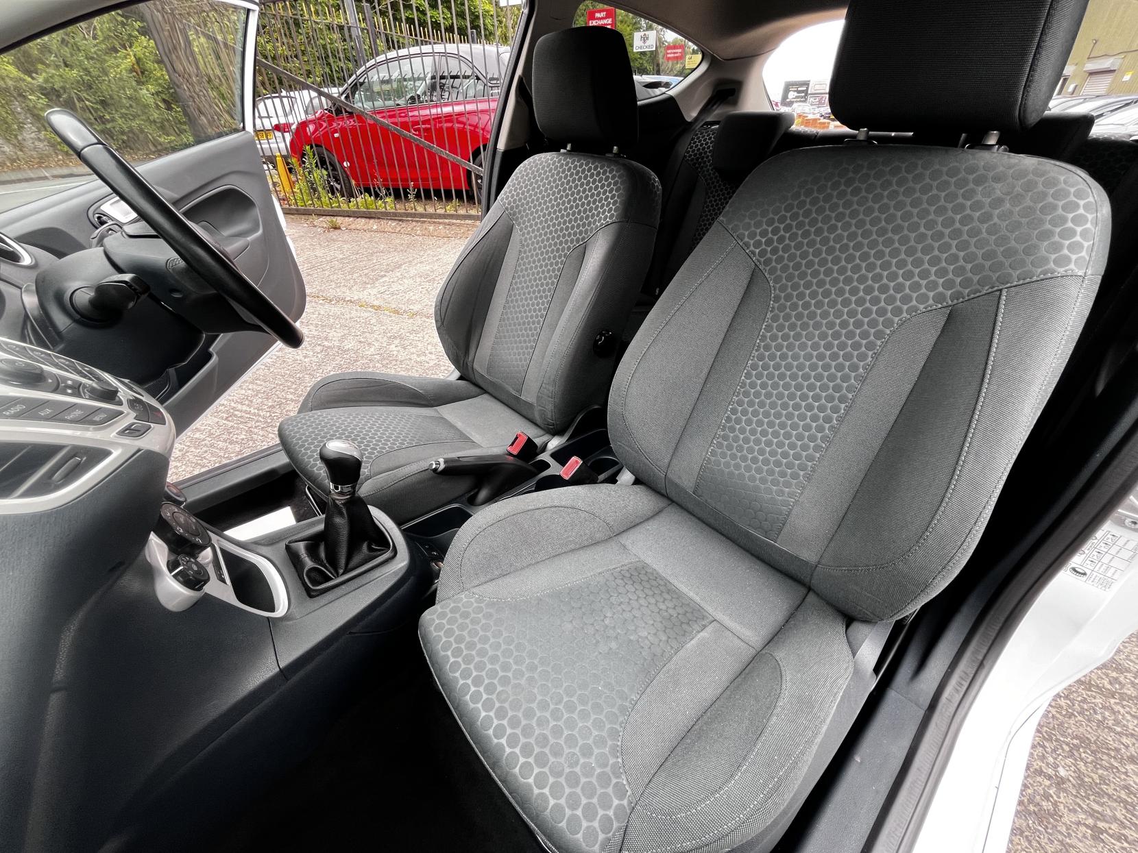 Ford Fiesta 1.6 Zetec S Hatchback 3dr Petrol Manual (134 g/km, 118 bhp)
