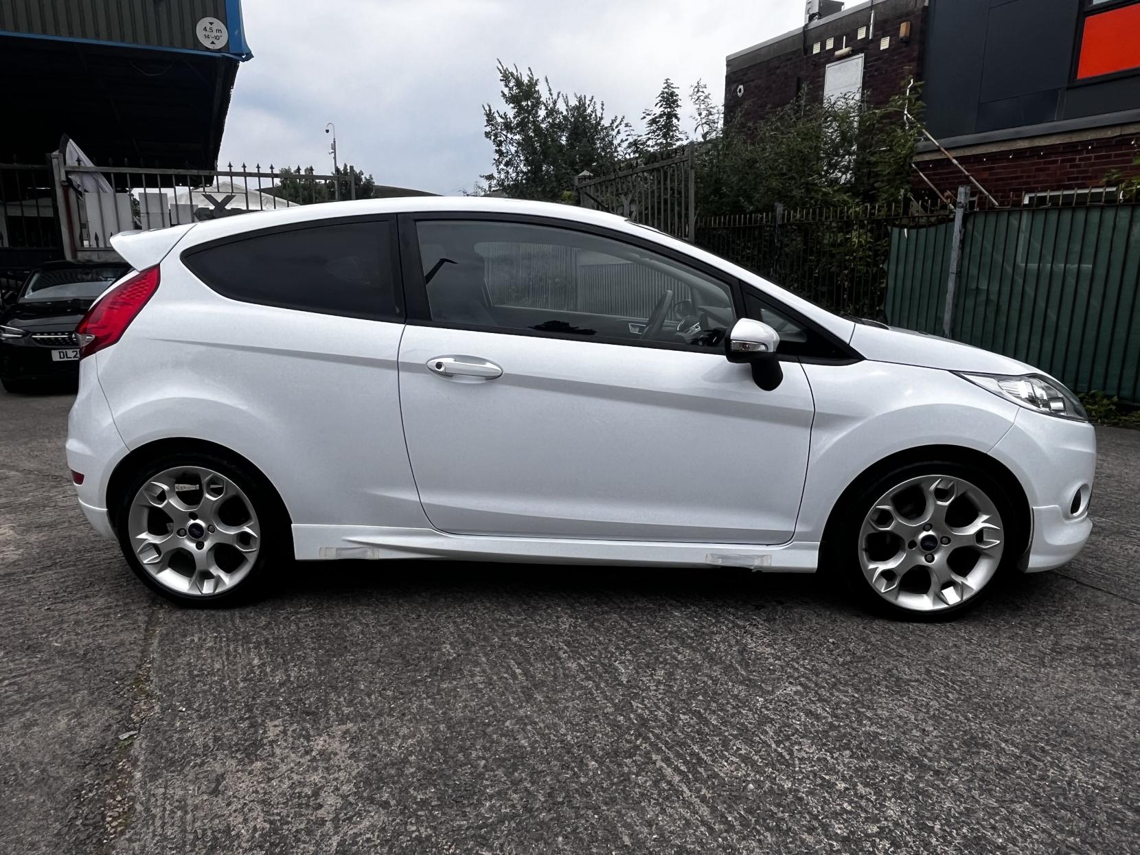 Ford Fiesta 1.6 Zetec S Hatchback 3dr Petrol Manual (134 g/km, 118 bhp)