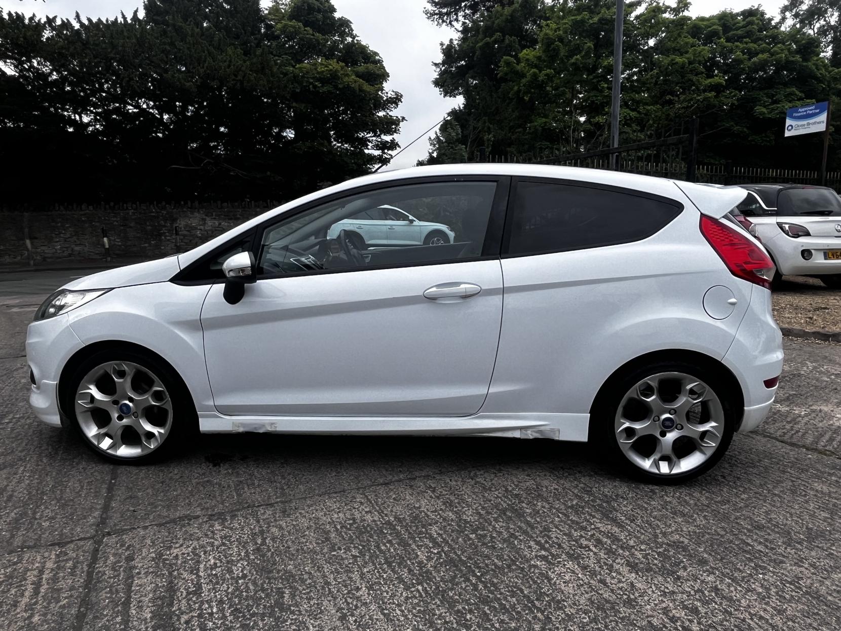 Ford Fiesta 1.6 Zetec S Hatchback 3dr Petrol Manual (134 g/km, 118 bhp)