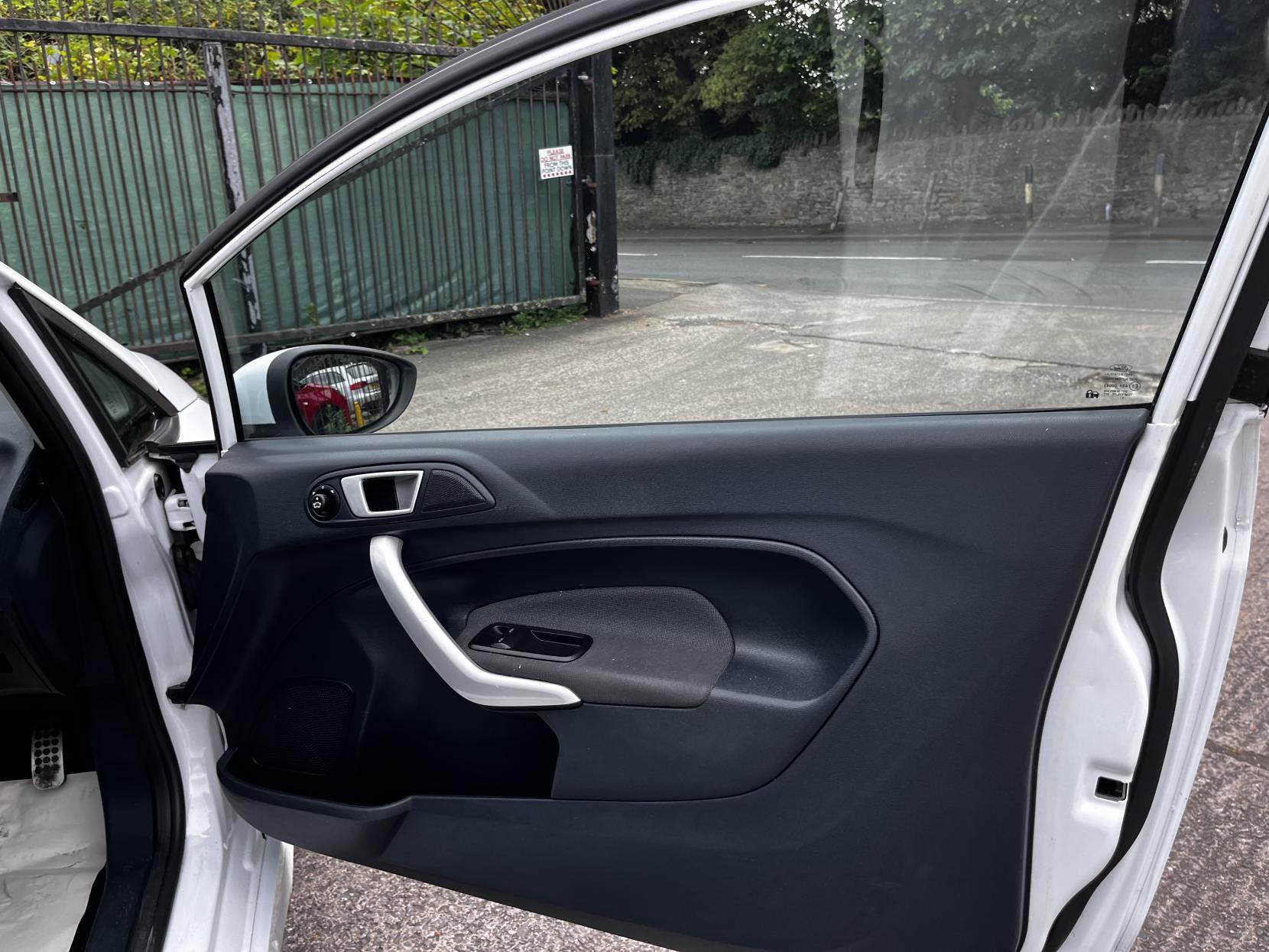 Ford Fiesta 1.6 Zetec S Hatchback 3dr Petrol Manual (134 g/km, 118 bhp)