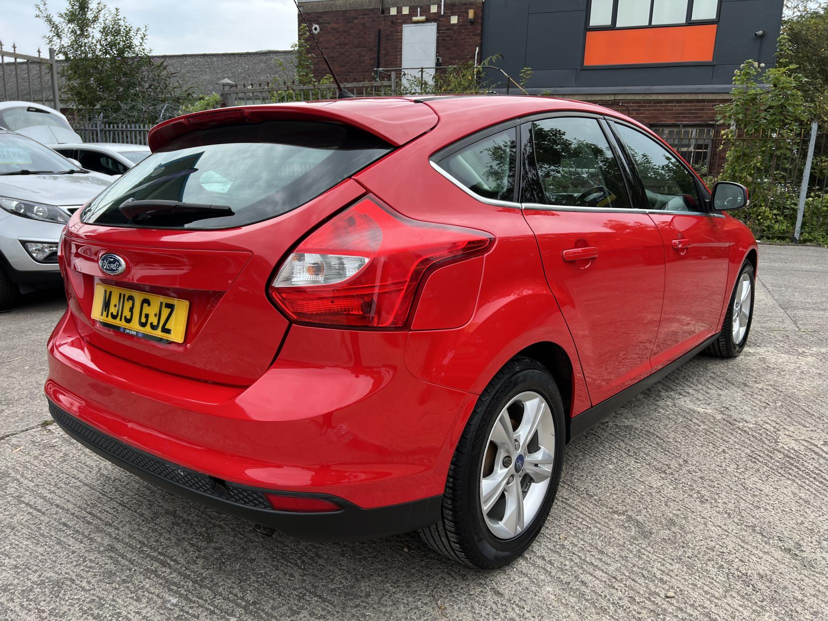 Ford Focus 1.6 Zetec Hatchback 5dr Petrol Manual Euro 5 (125 ps)