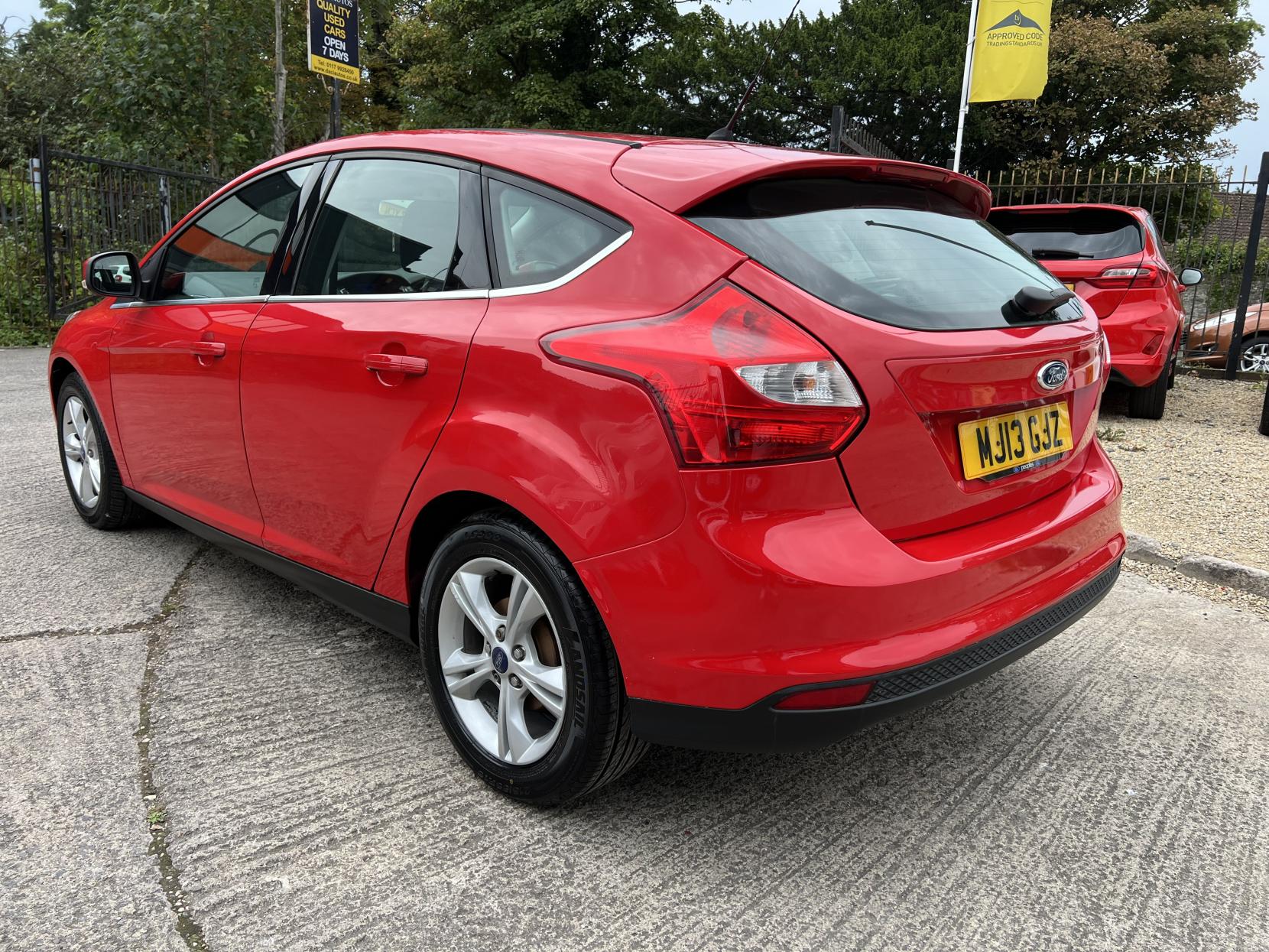 Ford Focus 1.6 Zetec Hatchback 5dr Petrol Manual Euro 5 (125 ps)