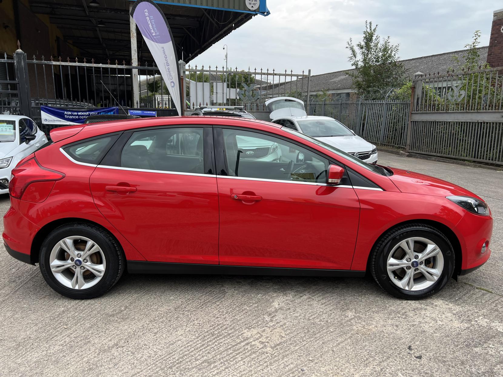 Ford Focus 1.6 Zetec Hatchback 5dr Petrol Manual Euro 5 (125 ps)