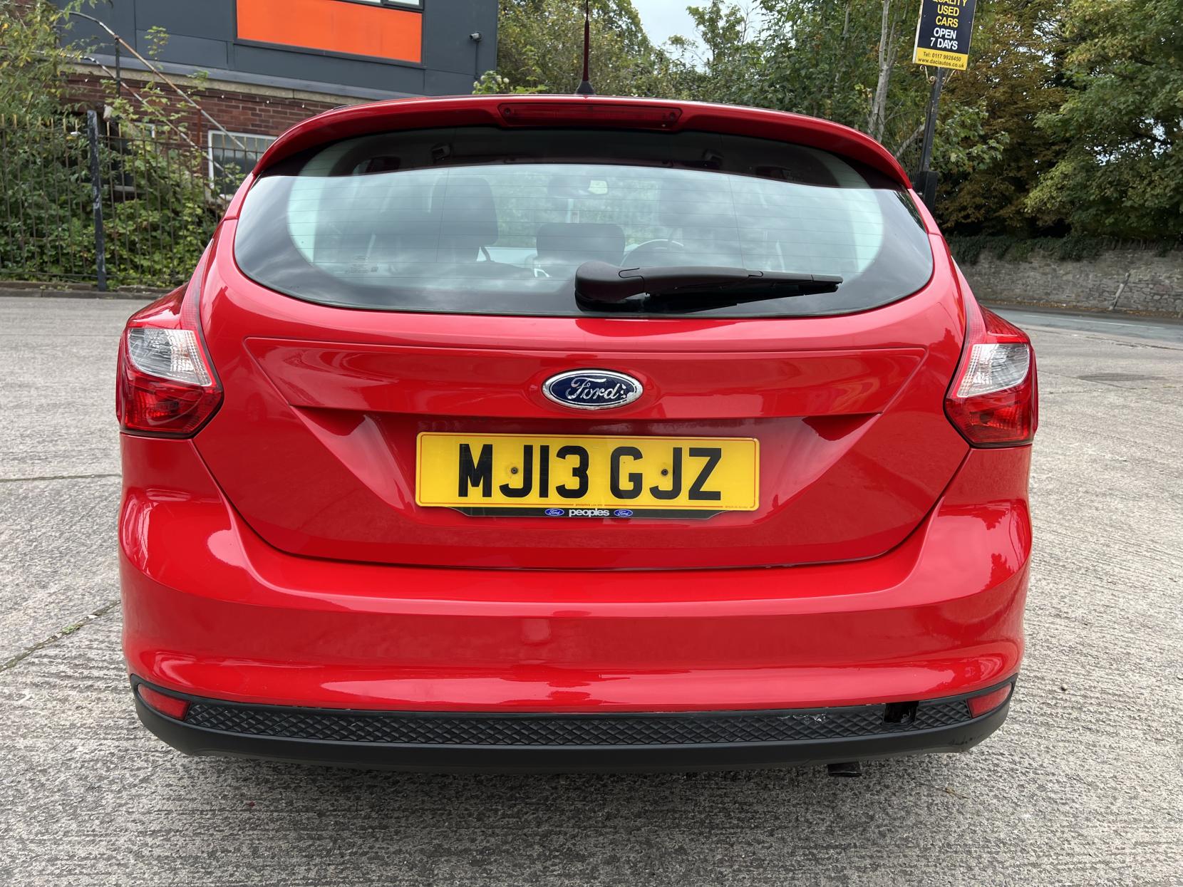 Ford Focus 1.6 Zetec Hatchback 5dr Petrol Manual Euro 5 (125 ps)