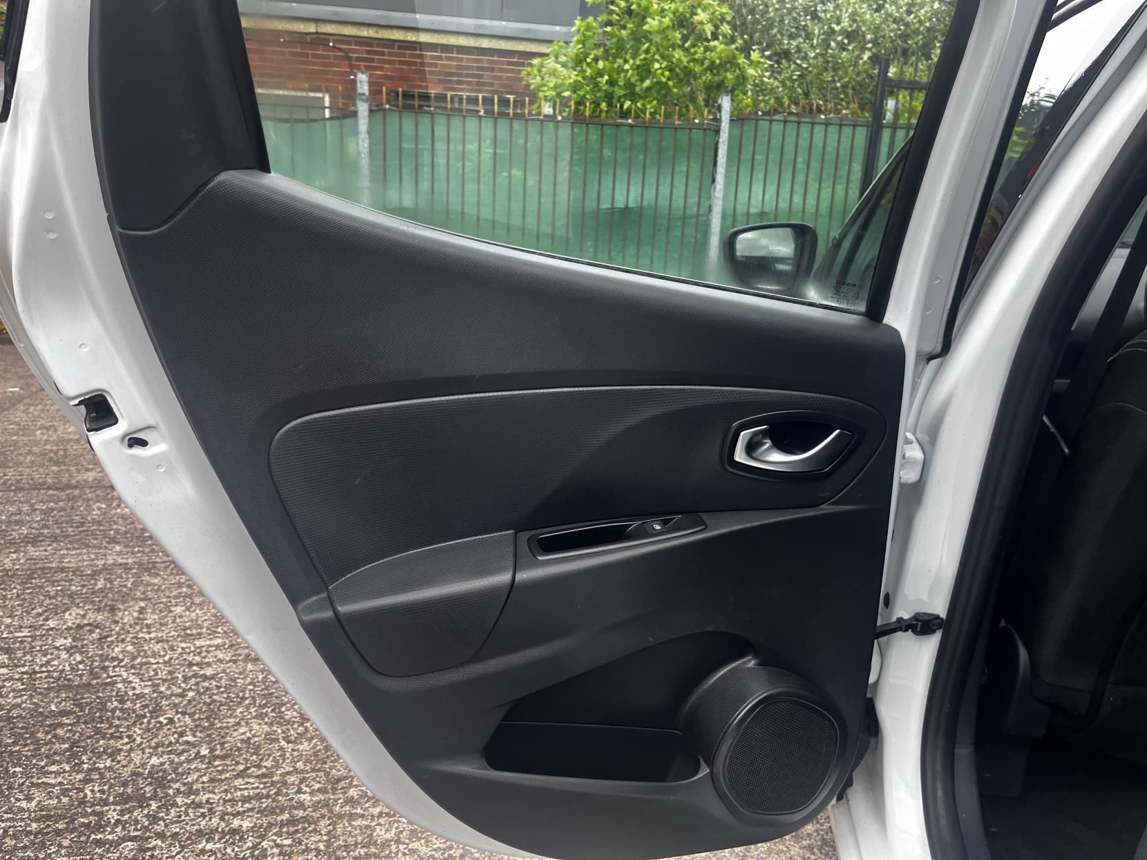 Renault Clio 0.9 TCe Dynamique S MediaNav Hatchback 5dr Petrol Manual Euro 5 (s/s) (90 ps)