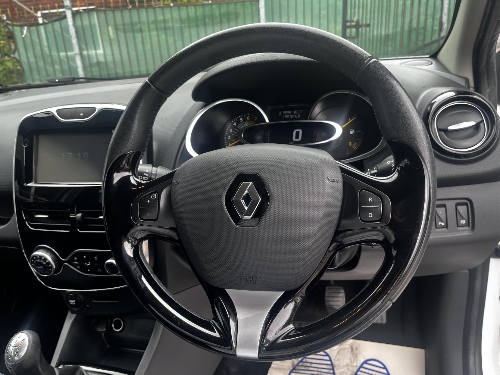 Renault Clio 0.9 TCe Dynamique S MediaNav Hatchback 5dr Petrol Manual Euro 5 (s/s) (90 ps)