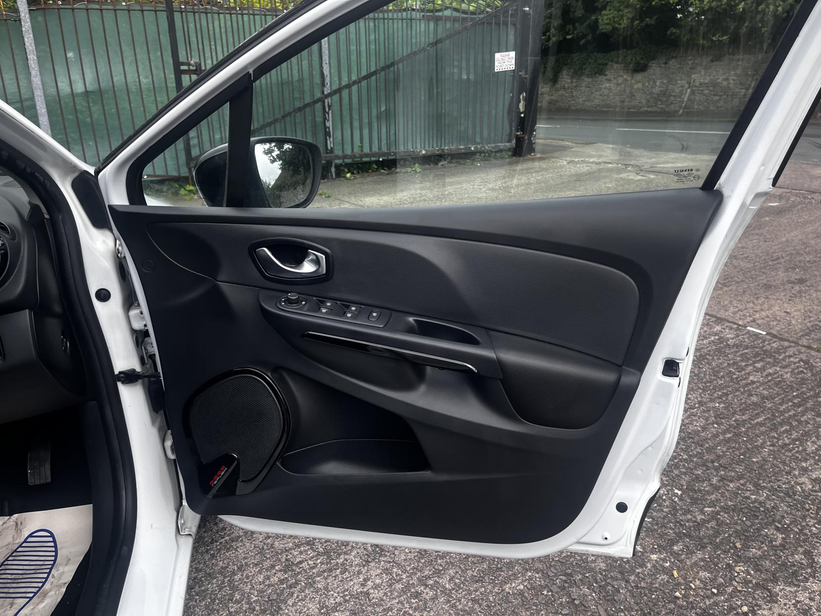 Renault Clio 0.9 TCe Dynamique S MediaNav Hatchback 5dr Petrol Manual Euro 5 (s/s) (90 ps)