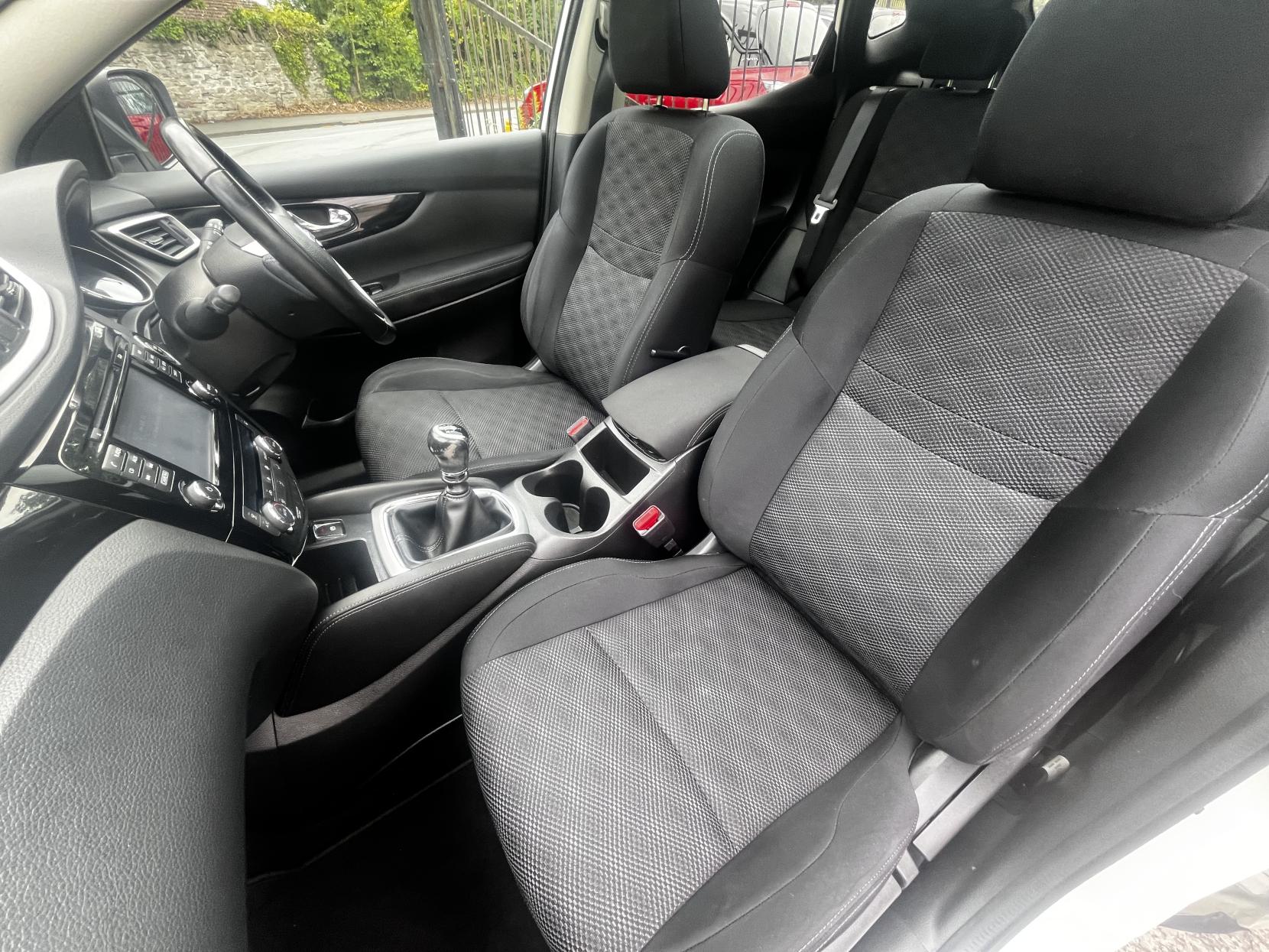Nissan Qashqai 1.6 DIG-T N-Connecta SUV 5dr Petrol Manual 2WD Euro 6 (s/s) (163 ps)