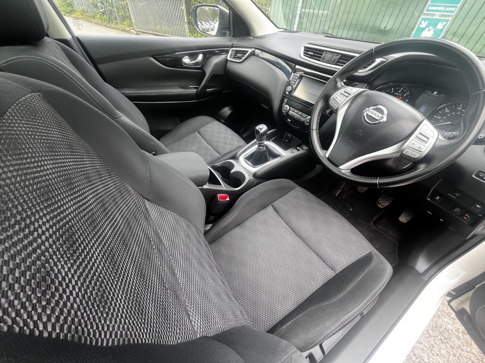 Nissan Qashqai 1.6 DIG-T N-Connecta SUV 5dr Petrol Manual 2WD Euro 6 (s/s) (163 ps)