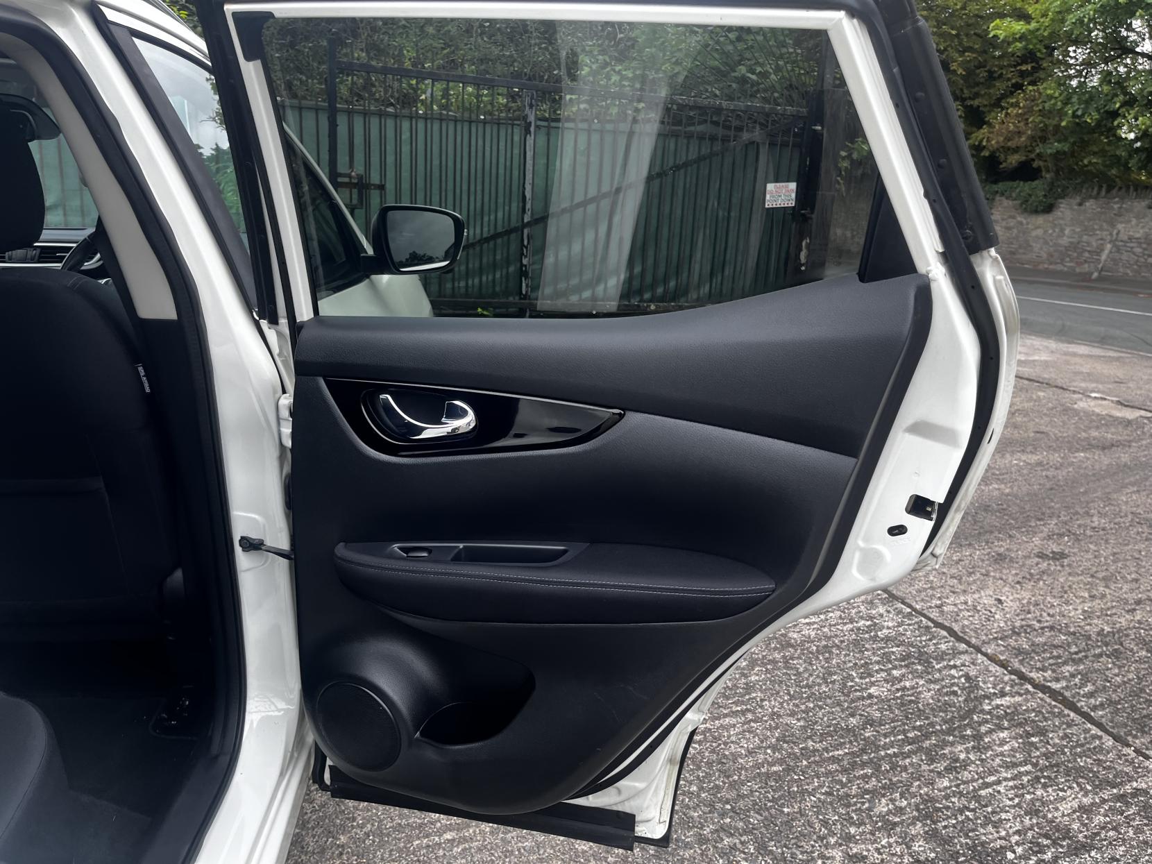 Nissan Qashqai 1.6 DIG-T N-Connecta SUV 5dr Petrol Manual 2WD Euro 6 (s/s) (163 ps)