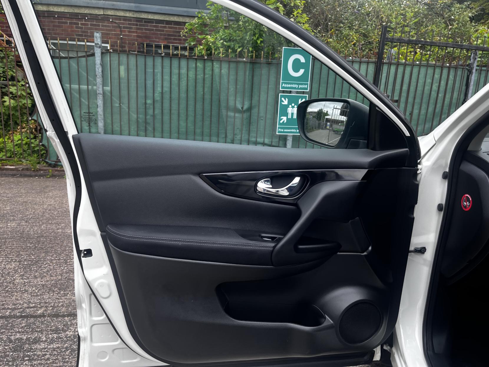 Nissan Qashqai 1.6 DIG-T N-Connecta SUV 5dr Petrol Manual 2WD Euro 6 (s/s) (163 ps)