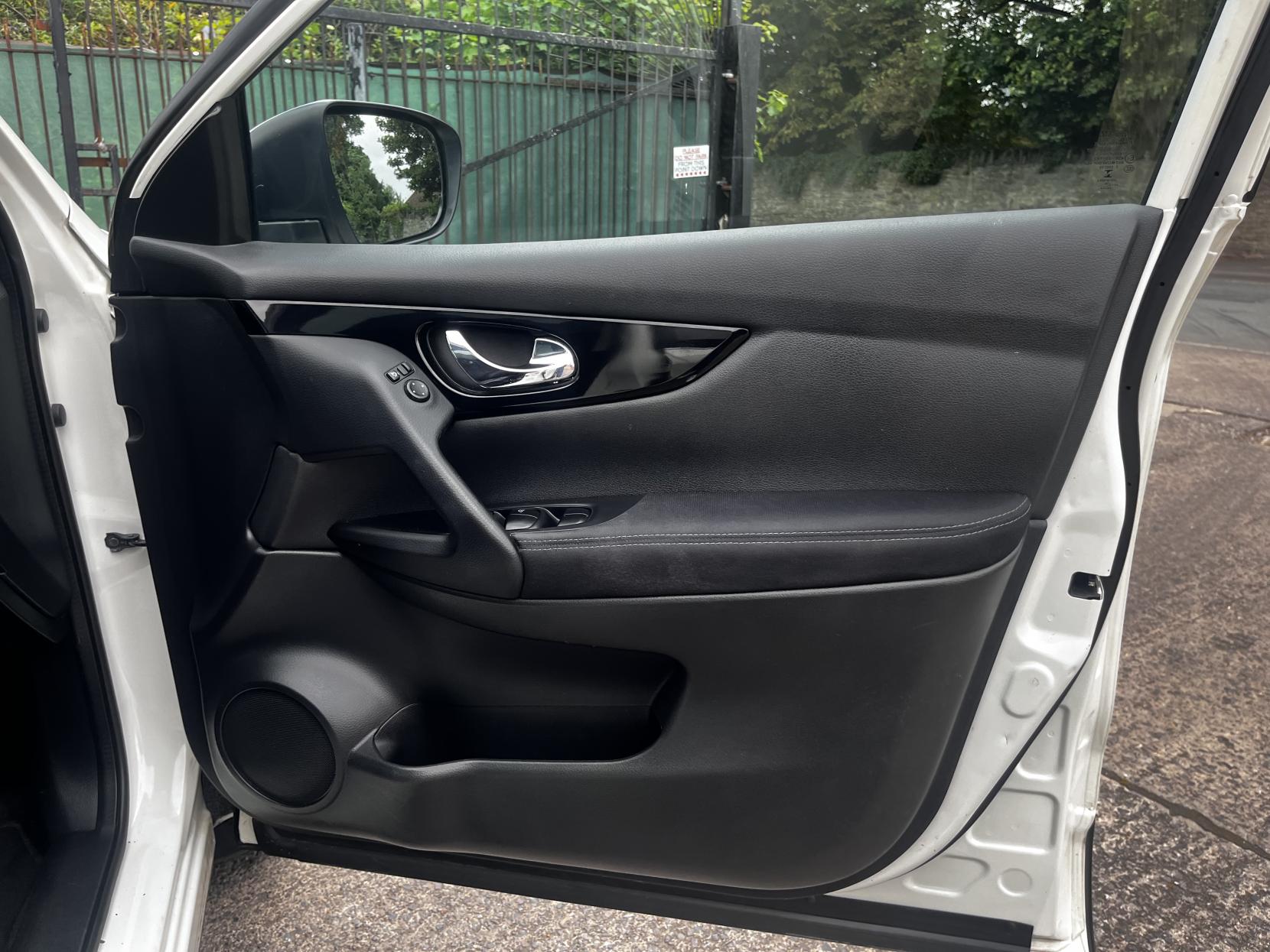 Nissan Qashqai 1.6 DIG-T N-Connecta SUV 5dr Petrol Manual 2WD Euro 6 (s/s) (163 ps)